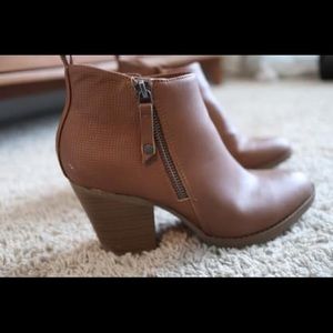 WOMEN’S HEELED ANKLE BOOTIES 7.5